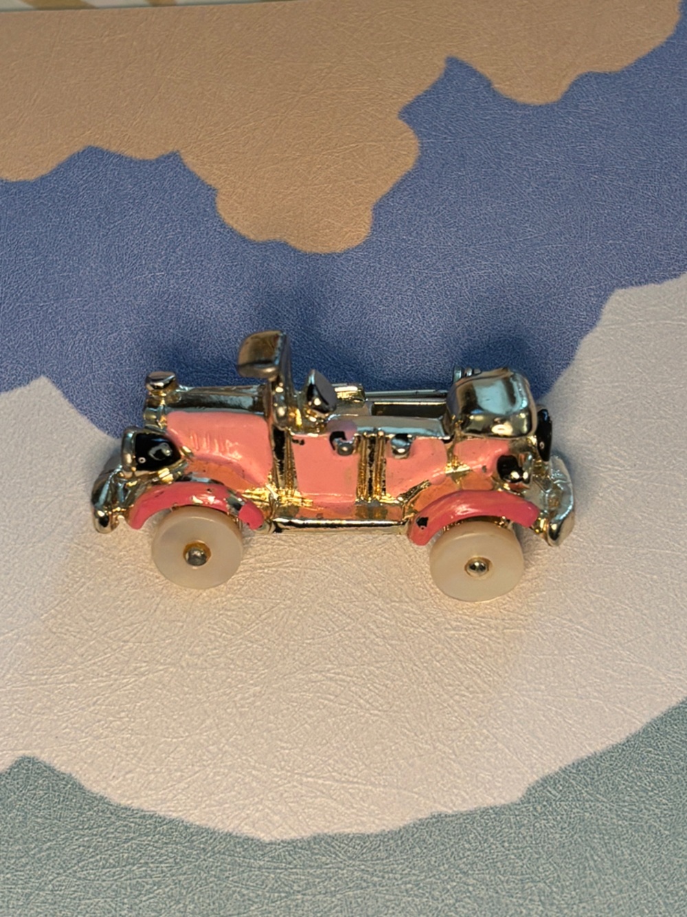 💕 Vintage Pink Retro Car Pin Brooch - Gold Trim 💕